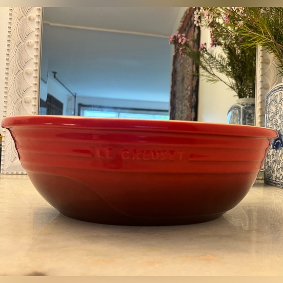 Le Creuset; Oval Serving Bowl, Cerise - Picture 3 of 6